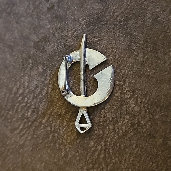 Vintage 1970s Silvertone Celtic Sword and Shield Unisex Brooch Pin - Picture 4 of 5